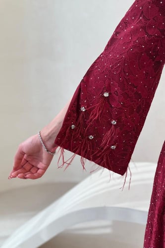 فستان عنابي مطرز بتفاصيل براقة وتصميم ناعم