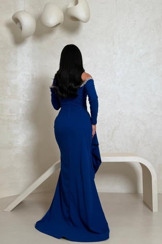 فستان كحلي بكتف واحد مطرز بفصوص لامعة