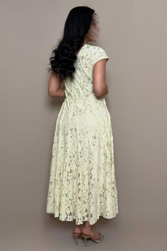 فستان اصفر أنيق بتصميم أنثوي ناعم