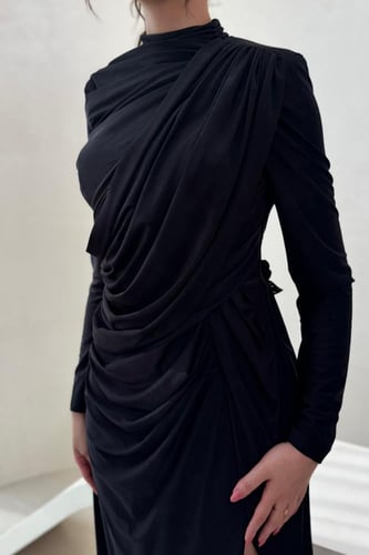 فستان سهرة اسود بكم طويل وتصميم انيق مع فتحة ظهر