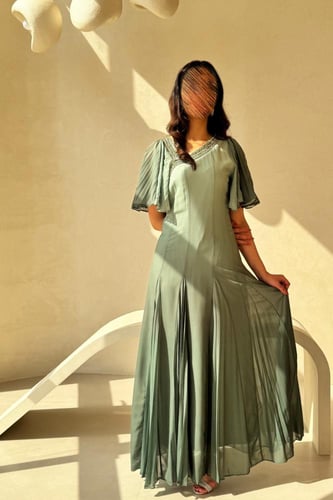 فستان زيتي بأكمام كشكش وتطريز ناعم عند الياقة