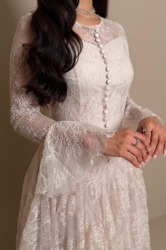 فستان دانتيل نود بأكمام شفافة وأزرار أمامية