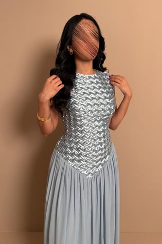 فستان سماوي بتصميم أنيق بتفاصيل منسوجة