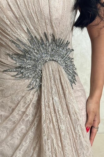 فستان بيج دانتيل بتطريز كريستالي فاخر