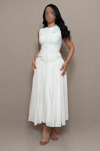 فستان أبيض بقصة خصر محددة ولمسة زهرية أنيقة