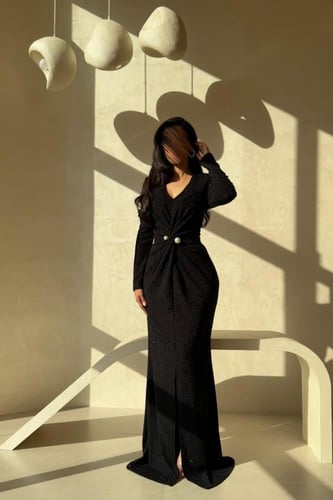 فستان اسود بتصميم كسرات مع زر لؤلؤ فاخر