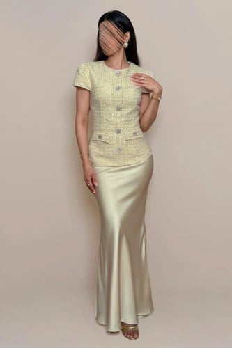طقم تنورة وبلوزه اصفر بتفاصيل انيقة