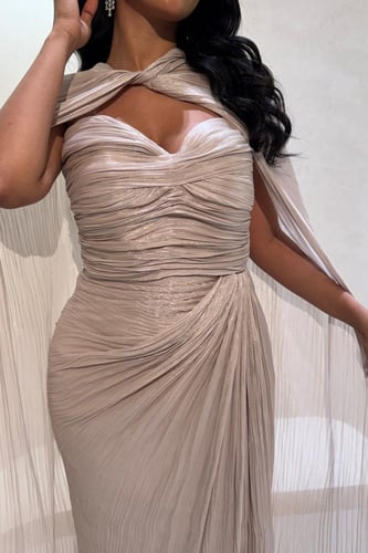 فستان أوف وايت لامع بتصميم فاخر