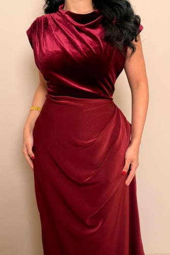 فستان أنيق بقصة لف باللون العنابي