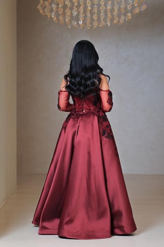 فستان عنّابي مطرز بتصميم فخم