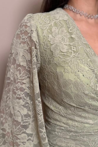 فستان عشبي دانتيل بتصميم لف أنثوي وأكمام منسدلة را...