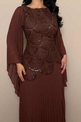 فستان بني أنيق بتطريز لامع وقصة راقية