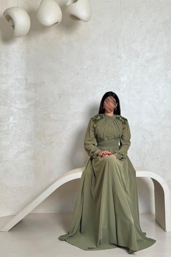 فستان زيتي طويل بتطريز ورود على الأكتاف