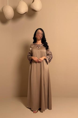 جلابية بيج فاتح بأكمام مطرزة أنيقة