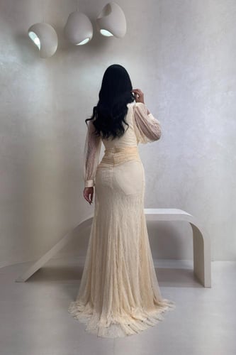 فستان اصفر دانتيل بتصميم ملفوف وتفاصيل لامعة