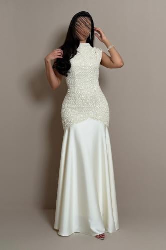 فستان سكري بتصميم أنثوي لامع وانسيابي