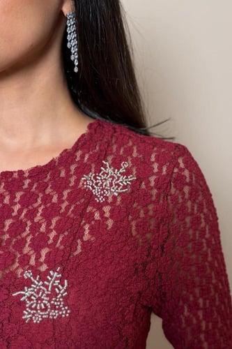 فستان عنابي مطرّز بتصميم أنيق من مليحة