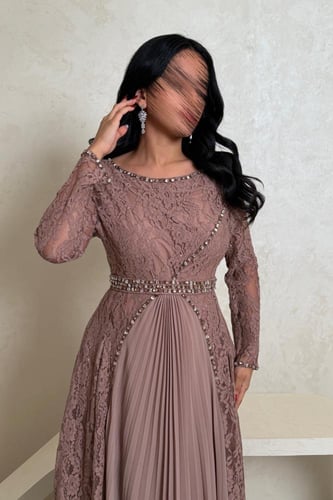 فستان وردي نود بدانتيل وكسرات حريرية