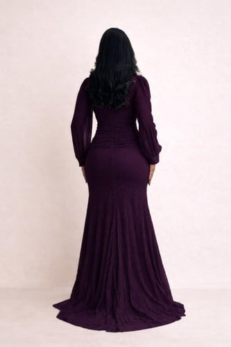 فستان دانتيل بنفسجي بتصميم ملفوف وتفاصيل لامعة