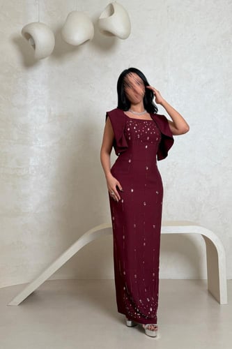 فستان عنابي مطرّز بتفاصيل كريستالية بتصميم أكمام أ...