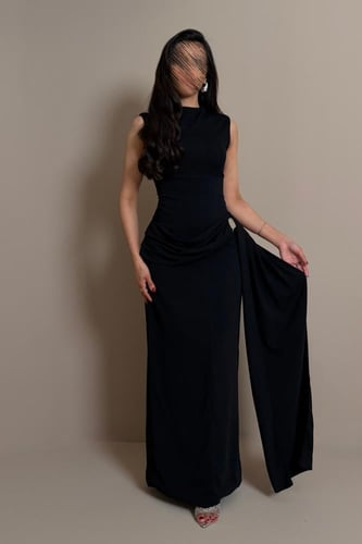 فستان اسود بقصة مستقيمة وتفصيل جانبي ناعم