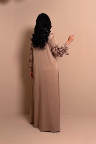 جلابية بيج فاتح بأكمام مطرزة أنيقة