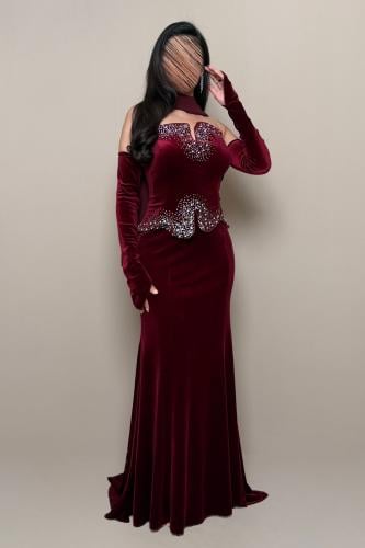 فستان سهرة خمري مخملي بتفاصيل كريستالية