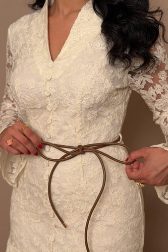 فستان اوف وايت أنيق بتفاصيل دانتيل