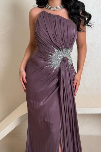 فستان بنفسجي لامع بتصميم فاخر وتطريز كريستالي