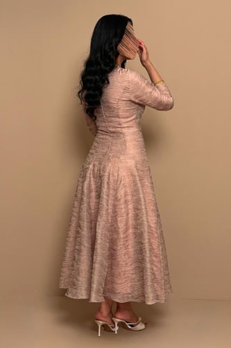 فستان نود أنيق بتفاصيل لامعة