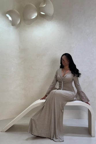 فستان سهرة ذهبي بقصة ضيقة وأكمام لامعة