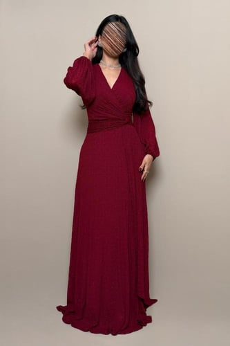 فستان عنابي بطبقات انسيابية بتفاصيل أنثوية راقية