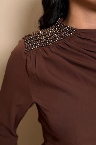 فستان سهرة بني بقصة مائلة وأكمام شفافة لامعة