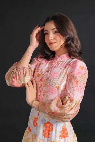 فستان ميدي شيفون مزين بالورود مع حزام أبيض