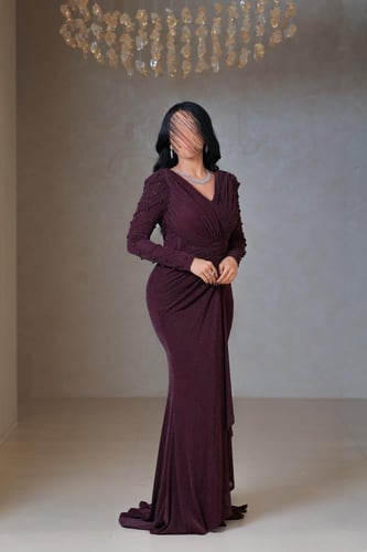 فستان سهرة عنّابي بلمعة ناعمة وأكمام مزخرفة