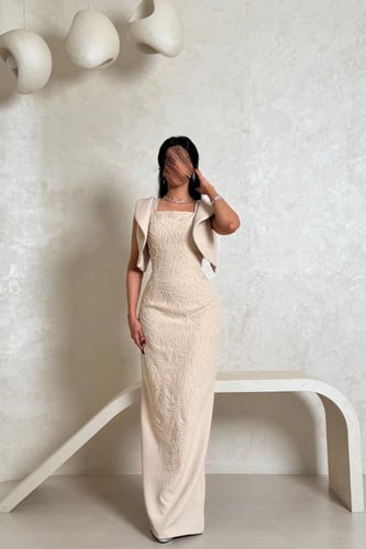 فستان بيج مطرّز بتصميم أنيق وكتف مرفرف