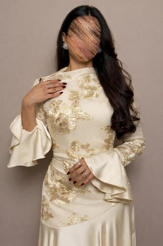 فستان ليموني فاتح فخم بتفاصيل ورد ساتان بارزة