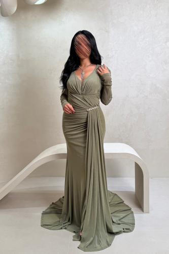 فستان اخضر بتصميم لف وتفاصيل خرز ناعمة