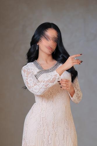 فستان أوف وايت دانتيل بكسرات ناعمة