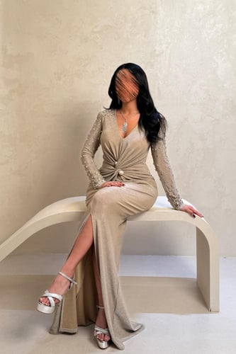 فستان بيج مطرز بحبات اللؤلؤ