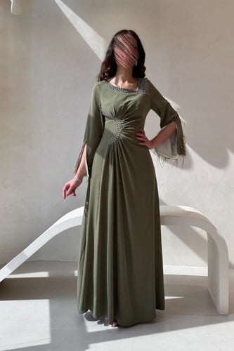 فستان سهرة زيتي بأكمام مفتوحة وتطريز لؤلؤي