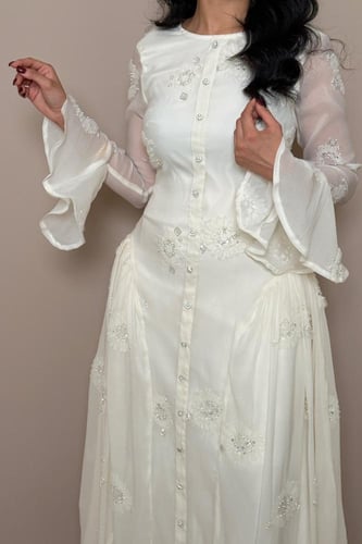 فستان ابيض مطرز بأزرار أمامية من مليحة