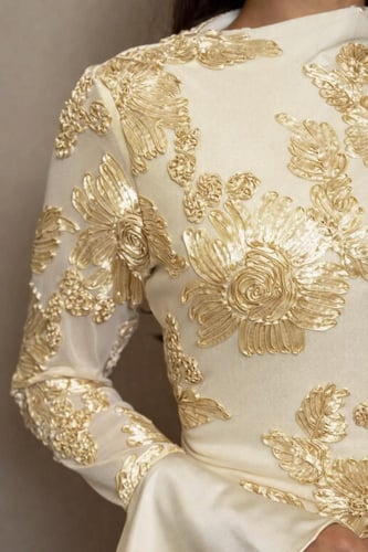 فستان ليموني فاتح فخم بتفاصيل ورد ساتان بارزة