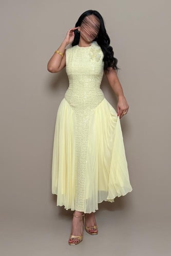 فستان ليموني بقصة خصر محددة ولمسة زهرية أنيقة