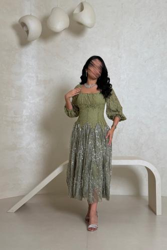 فستان زيتي دانتيل مطرز بتفاصيل لامعة وأكمام منفوخة