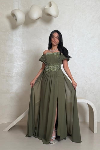 فستان زيتي مطرز بفصوص لامعة وفتحة جانبية