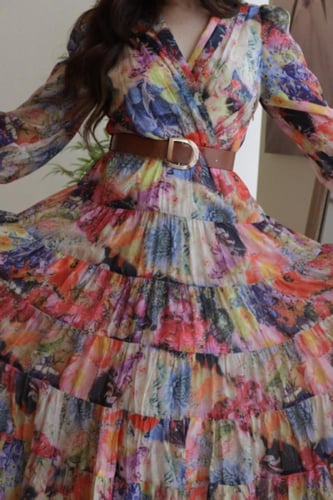 فستان لف مورد بكشكشة وألوان زاهية مع حزام أنيق