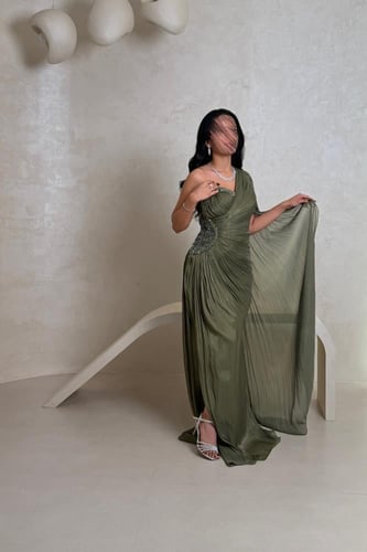 فستان زيتي غامق بكتف واحد وشيفون فاخر