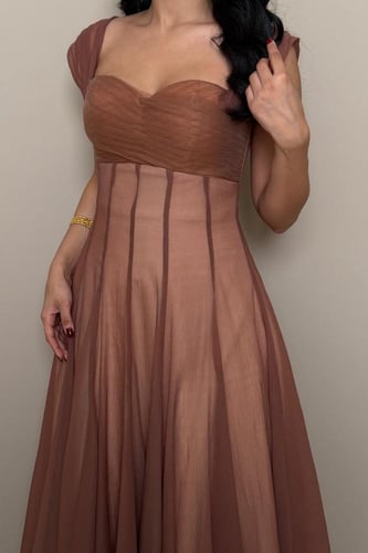 فستان بني بقصة كورسيه وانسيابية راقية من مليحة