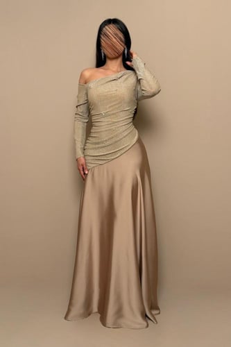 فستان بيج ذهبي كتف واحد بتفاصيل لامعة